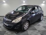 la photo d'une voiture noire garée dans un garage