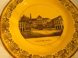 une plaque jaune sur laquelle figure l'image d'un bâtiment