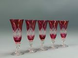 quatre verres à vin sont alignés sur une table