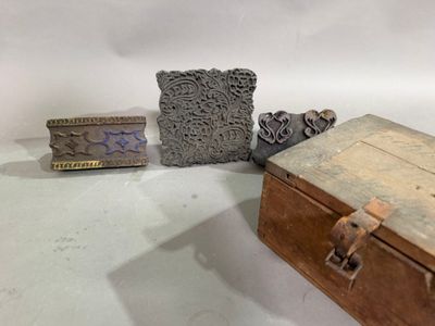une petite boîte en bois et une autre petite boîte en bois posées sur une table