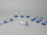 un lot de six verres bleus et transparents avec un pied transparent