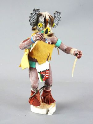 figurine représentant un homme vêtu d'un costume amérindien et tenant un couteau