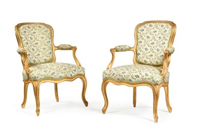 paire de fauteuils de style Louis XV aux accoudoirs rembourrés d'un motif floral