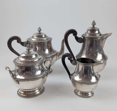 deux théières en argent et un sucrier sur fond blanc