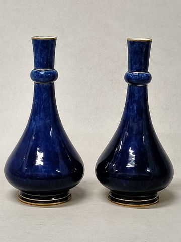 Sèvres : Paire de vases balustre en porcelaine bleu de four à déc