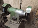 une machine posée sur une table dans une pièce