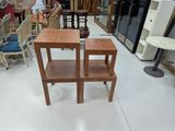 des tables et des chaises dans une pièce où l'on aperçoit de nombreux meubles à l'arrière-plan
