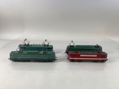 deux trains, l'un vert et l'autre rouge, placés l'un à côté de l'autre sur une surface blanche