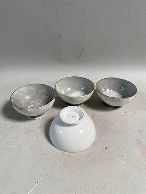 trois bols et un petit bol sur la table