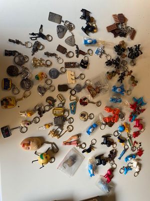tout un tas de porte-clés posés sur la table