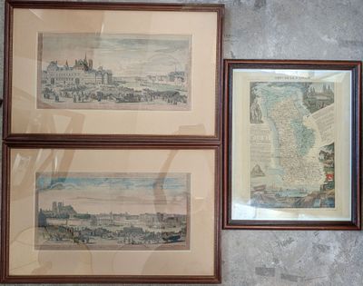 trois tableaux encadrés sur le mur d'une pièce