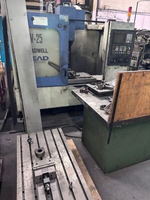 une machine qui se trouve dans une pièce où il y a beaucoup de bois