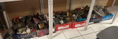 il y a beaucoup de chaussures sur les étagères du magasin