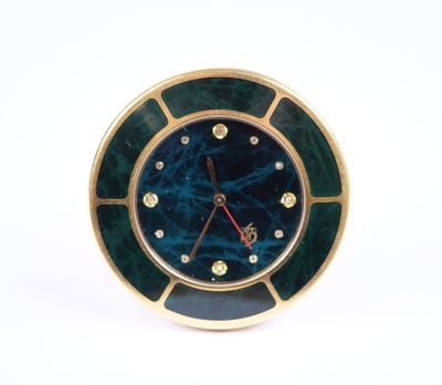 une photo d'une horloge au cadran bleu et aux bordures dorées