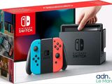 La Nintendo Switch se trouve dans la boîte, avec une main qui la désigne