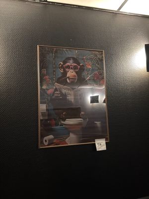 une photo d'un singe accrochée au mur