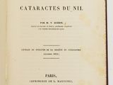 un livre ouvert posé sur une surface blanche, bordé d'un liseré noir