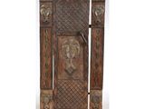 une vieille porte en bois ornée de sculptures et de gravures