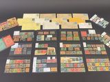 une photo montrant une collection de timbres et des timbres posés sur une table
