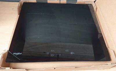 une boîte avec un ordinateur portable à l'intérieur sur une table