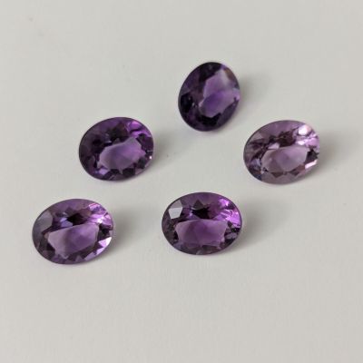 un groupe d'améthystes violettes sur un fond blanc