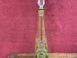 une bouteille en verre vert posée sur une table en bois
