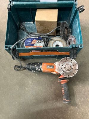une boîte à outils avec des outils à l'intérieur sur le sol