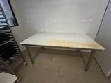 une table placée au milieu d'une pièce