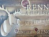une photo d'un panneau en bois orné d'une tête de cerf