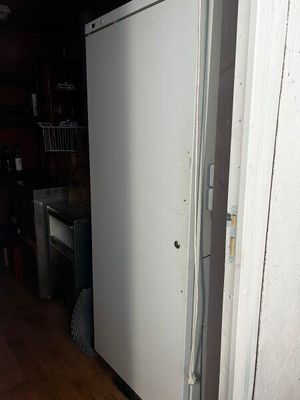 un réfrigérateur blanc dans le coin d'une cuisine