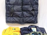 une veste, un gilet, une chemise et un pantalon posés sur une table