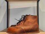 une paire de bottes marron posée sur une étagère