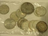 beaucoup de pièces de monnaie dans un sac posé sur une table