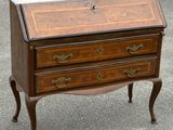 un petit bureau en bois avec un plateau en marbre, dans la rue