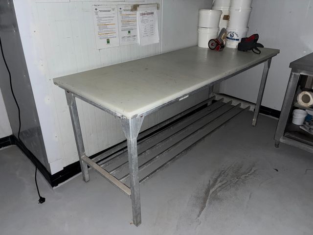 Table aluminium plateau polypropène