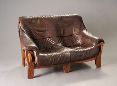 Canapé en cuir brutaliste à ossature de bois. - Photo 1