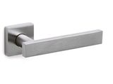 un gros plan d'une poignée de porte en acier inoxydable sur fond blanc