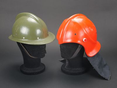 deux casques posés l'un à côté de l'autre