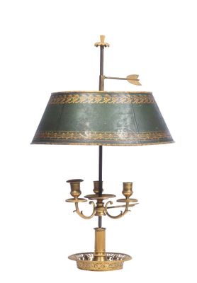 une photo d'une lampe de table surmontée d'un abat-jour vert