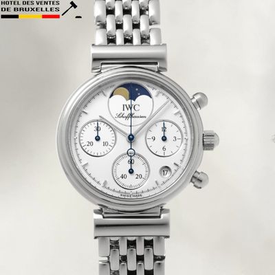 an image of a close up of a wrist watch with a white dial