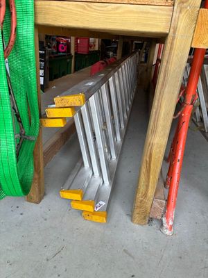 plusieurs pièces de bois sont empilées dans un garage