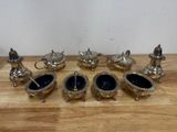 un ensemble d'objets en verre argenté et bleu posés sur une table en bois