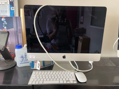 un écran d'ordinateur posé sur un bureau avec un clavier et une souris