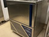 une machine posée sur le sol à côté d'une chaise