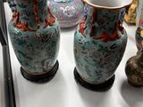 trois vases posés sur un plateau, sur le rebord d'une fenêtre