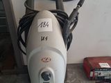 un aspirateur posé sur le sol à côté d'une boîte