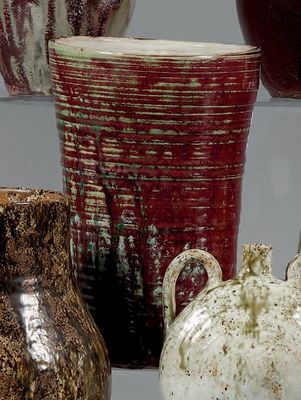 de nombreux types de vases exposés dans une vitrine