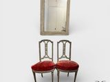 deux chaises avec des coussins rouges et un miroir sur fond blanc