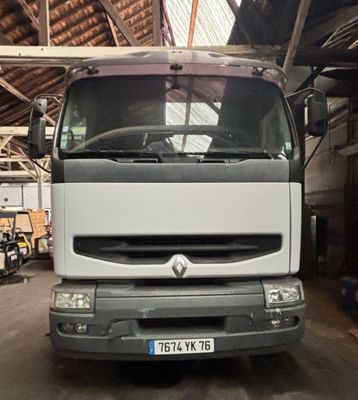 un camion garé dans un garage