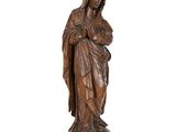 une statue en bois représentant une femme tenant un enfant
